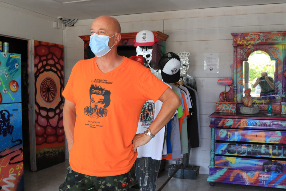 Boutique Musée Spiktri Street Art Universe Tee-shirt orange Gangsy